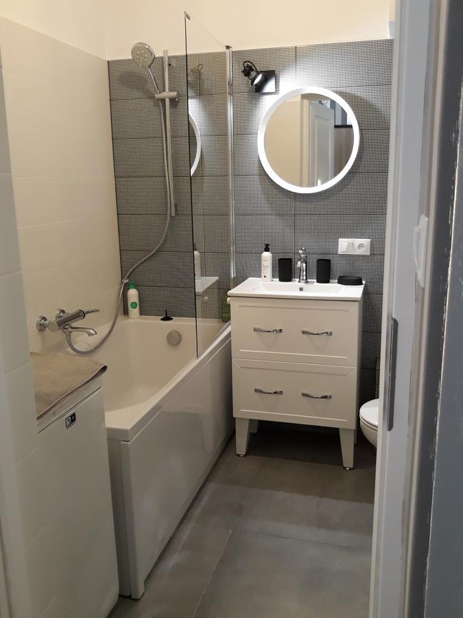 2 Bedroom Center Apartment *